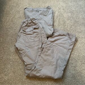 Scrub set in light grey /silver color